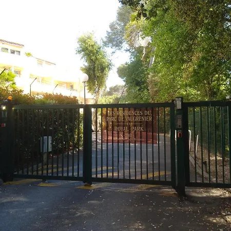 Grand Parc De Vaugrenier - Climatiseur - Terrasse - Piscine